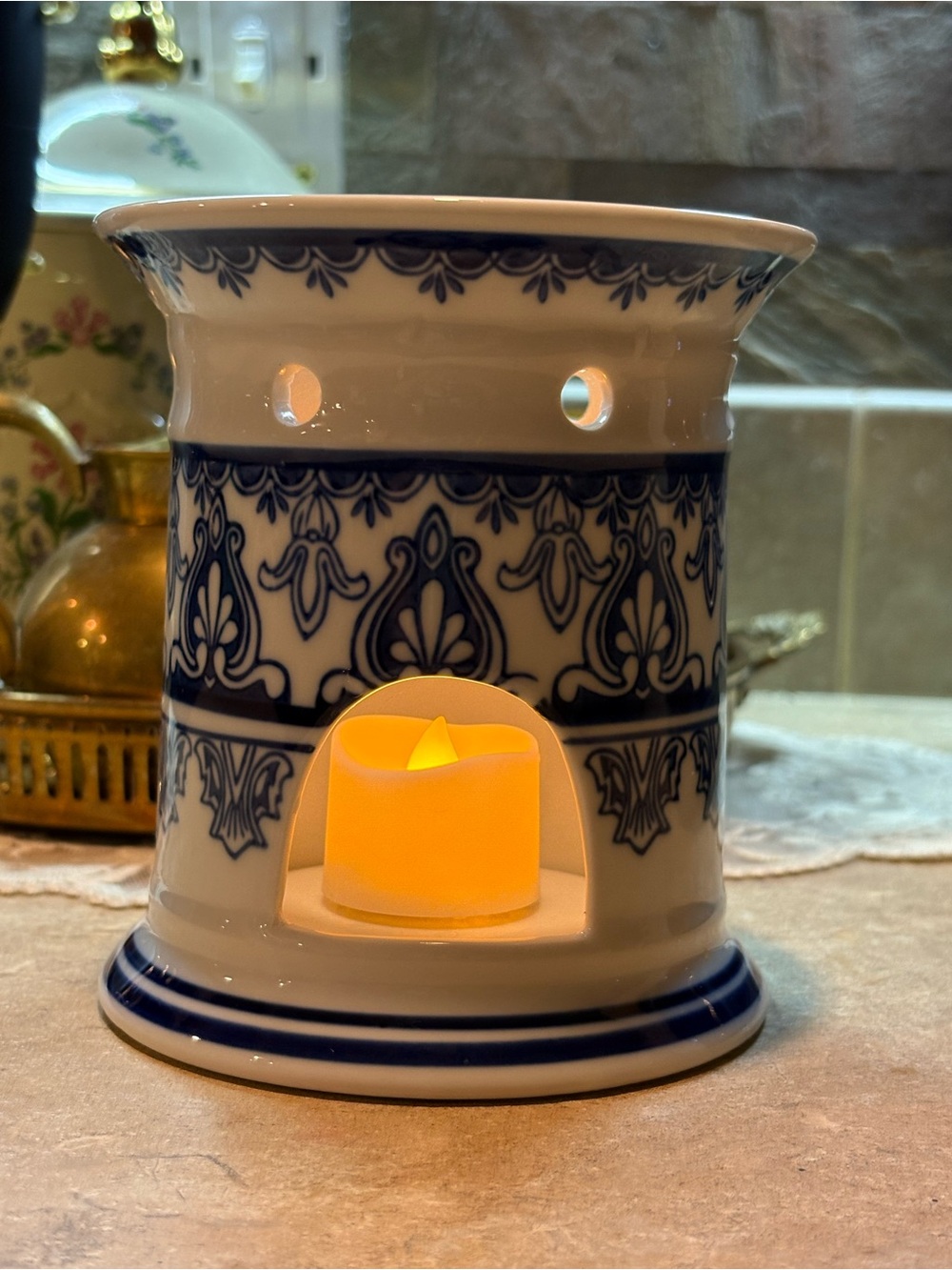 Bombay Blue and White Ceramic Oil Burner - Classic Floral Design